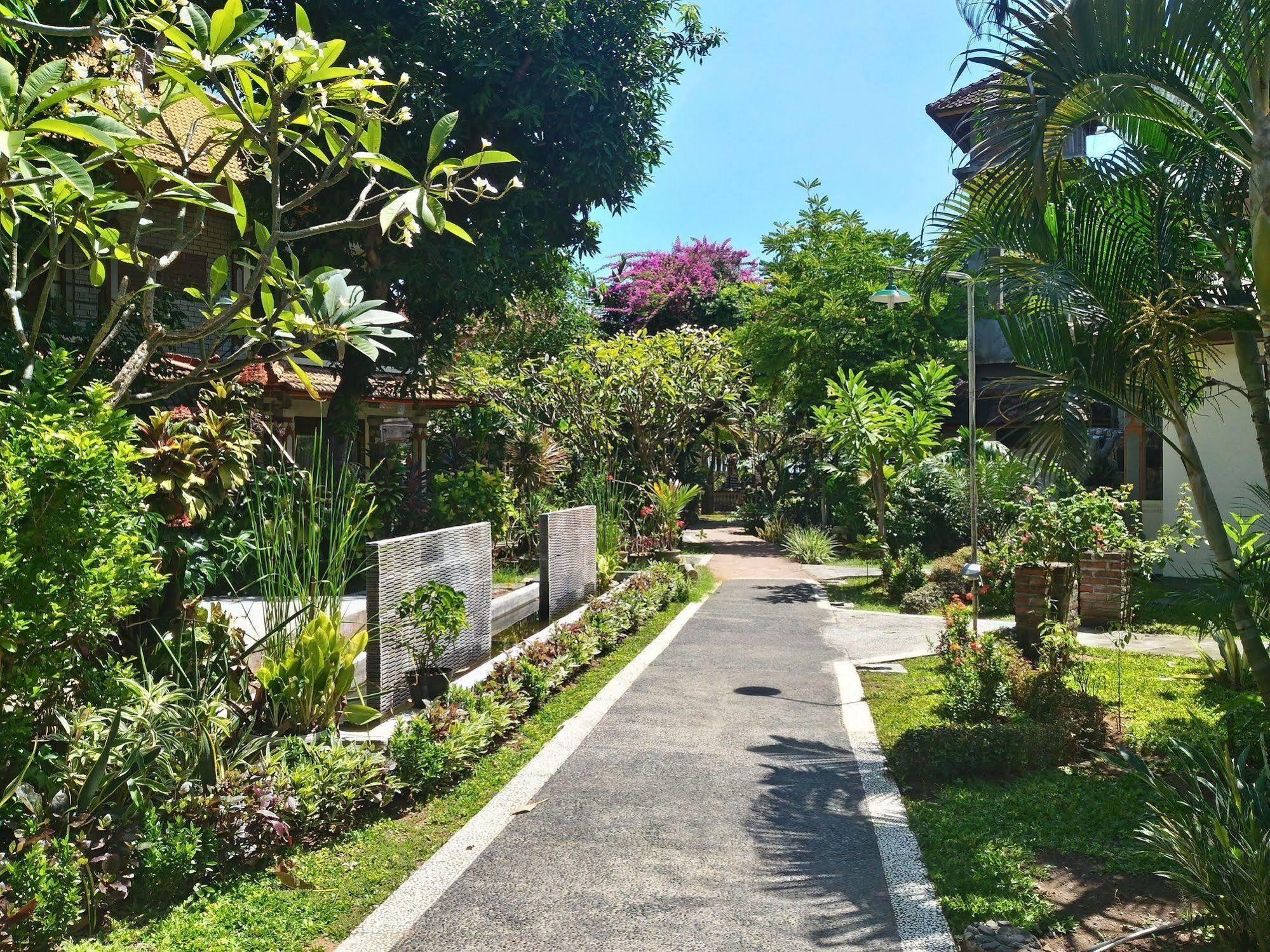 Lovina Beach Hotel Exterior foto